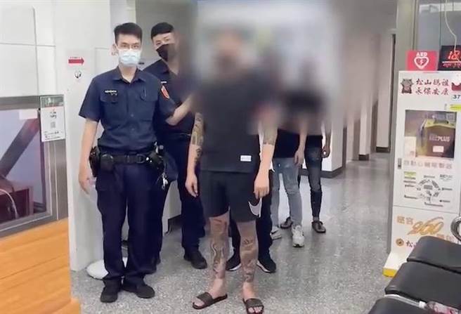 李姓男子误以为宾士车是对方的人，愤而砸车泄恨，警方依妨害秩序罪嫌送办。（翻摄画面）