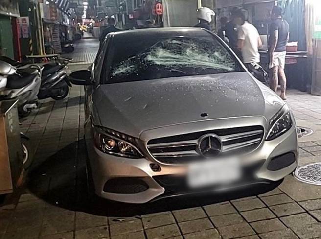 无辜遭砸毁的宾士轿车。（翻摄画面）