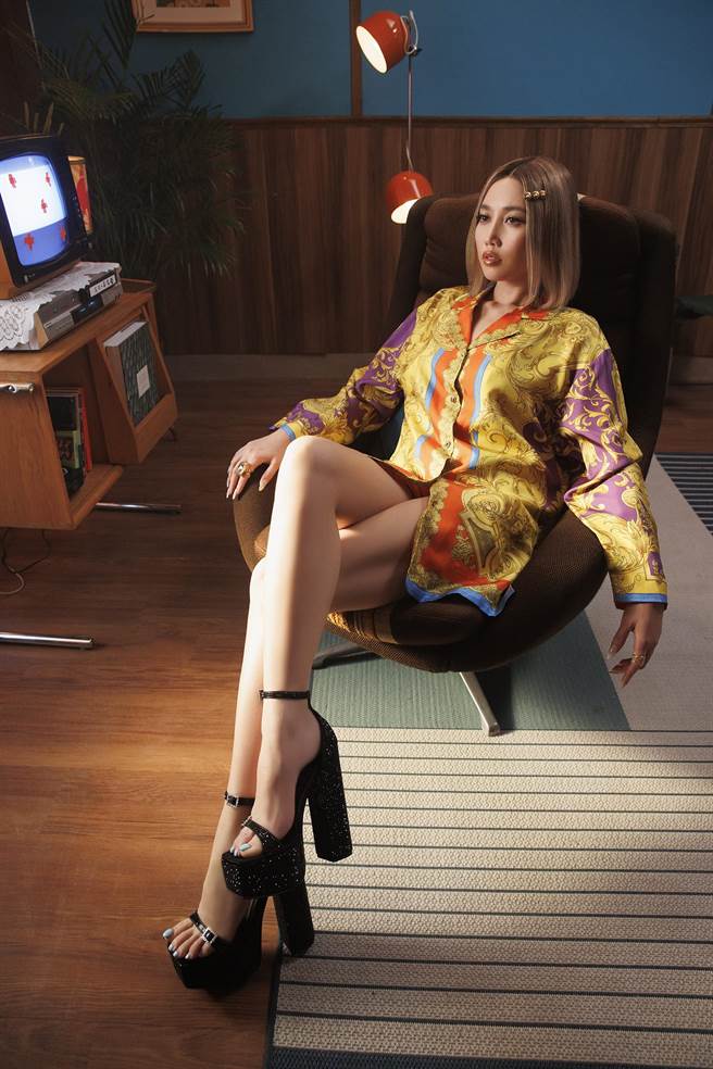 A-Lin日前拍攝新歌〈38一朵花〉MV。（索尼音樂提供）