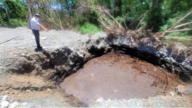 花蓮縣鳳林鎮環保科技園區廚餘高效能處理廠代操作管理廠商，疑在園區旁農地不法傾倒廚餘遭人檢舉，經民進黨籍縣議員莊枝財代表縣議會遞狀告發及環保局主動函送資料自清後，已進入司法調查程序。（民眾提供／羅亦晽花蓮傳真）