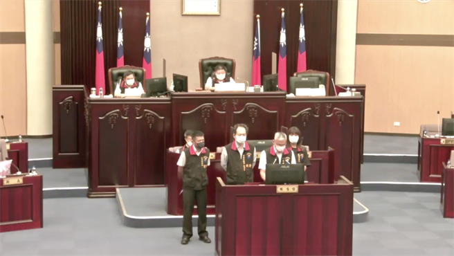 花蓮縣鳳林鎮農地遭人非法傾倒廚餘案件進入司法程序，環保局廚餘代操的李姓廠商已被法院收押，花蓮縣政府相關局處今到縣議會進行專案報告，卻挨批「動作慢半拍」，明顯不被議員埋單。（摘自花蓮縣議會臉書直播）