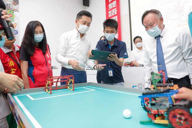 林智坚参访祥仪机器人梦工厂。(取自林智坚脸书)