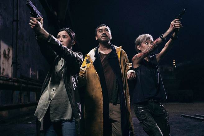 片中蔡卓妍（左起）、刘青云及何佩瑜联手破案。（华映提供）