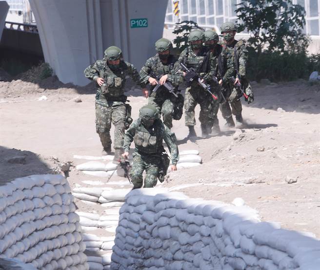 陆军6军团挖「战壕」系统，以30天的存粮对来犯解放军进行突击作战。陈怡诚摄