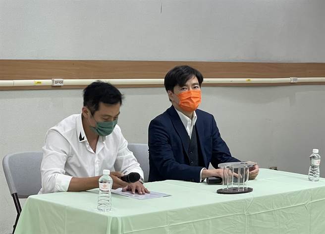 林志颖弟弟林志鑫（右）与经纪人啊任输名林志颖病情。（林淑娟摄）