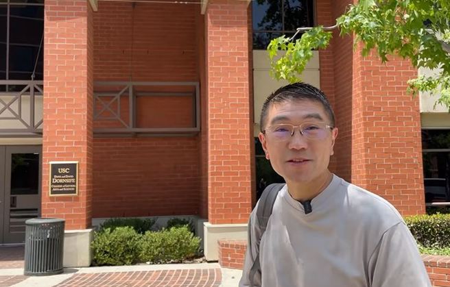 謝國樑重遊母校南加州大學（USC）。(取自謝國樑臉書影片)