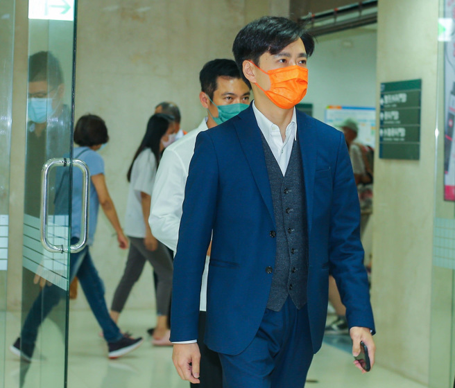 林志颖弟弟林志鑫（前）与经纪人阿任说明哥哥病情。（粘耿豪摄）