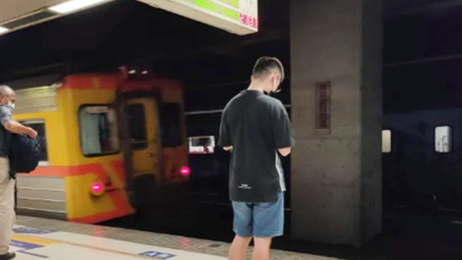 一名女大生表示，搭火车发现列车停靠月台后，车身会明显倾斜向月台，贴文引发网友讨论。（图／翻摄自Dcard）