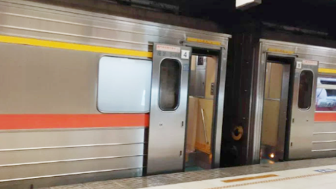列车的车门低于月台。（图／翻摄自Dcard）