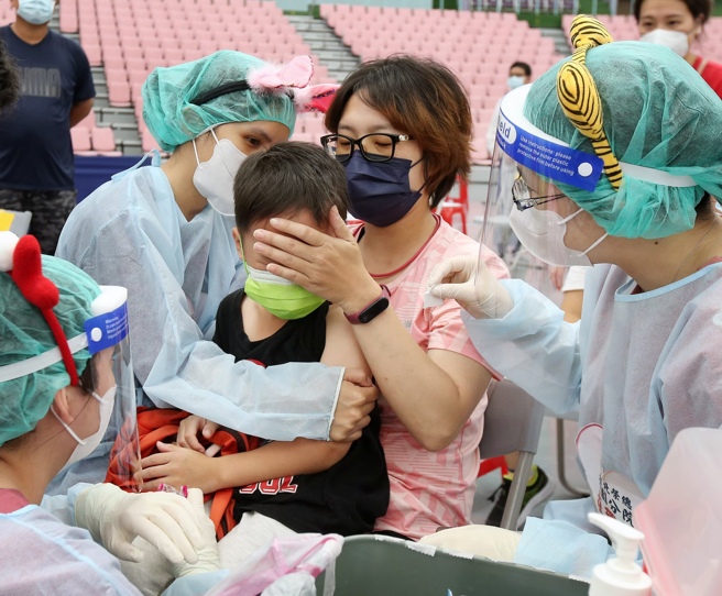 幼儿莫德纳开打首遇假日，指挥中心今公布接种人数，累计4.4万人施打。（图／示意图，记者范扬光摄影）