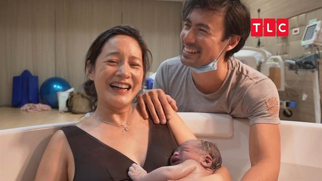 走过重重不适与挫折，Janet（左）和George终于迎来新生命。（TLC提供）