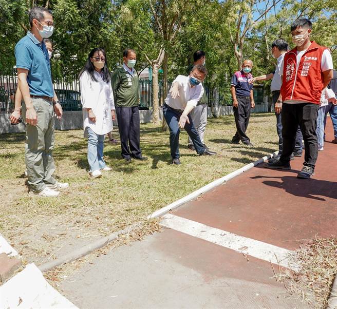 立法院副院长25日会勘东势国小，争取经费约685万元将进行整修。（陈淑娥摄）