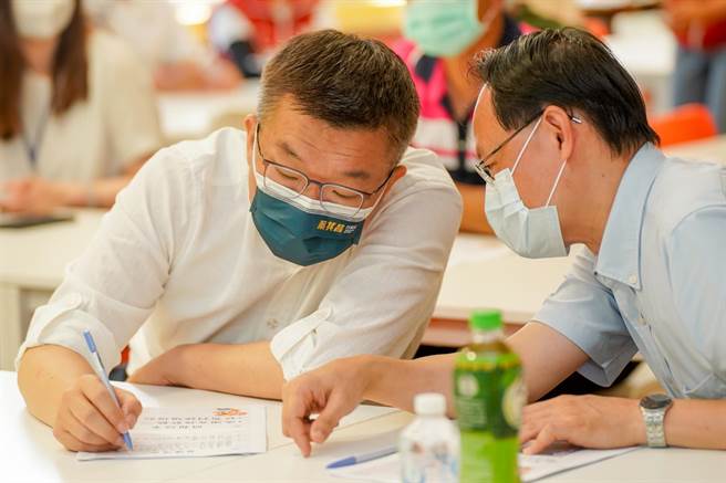 立法院副院长25日会勘东势国小争取操场改善经费。（陈淑娥摄）