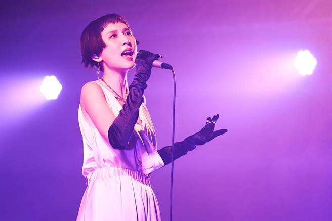 葉穎把演唱會塑造為一場很棒的療癒音樂場。（流聲映樂工作室提供）