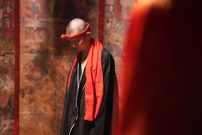 宥凱為演出《民雄鬼屋》剃頭、上表演課。（采昌、馬棋朵提供）