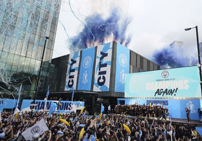 英超曼城举行封王游行。（美联社资料照）