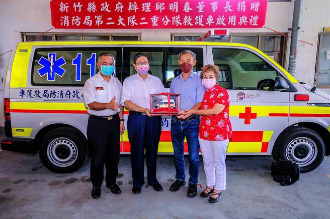 邱明春（右二）捐贈280萬元的救護車給二重消防分隊，縣長楊文科（左二）代表受贈。（羅浚濱攝）
