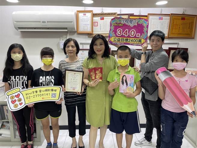 沈嵘（中）针对黄嘉千、夏克立离婚事件进行通灵。（红心字会提供）