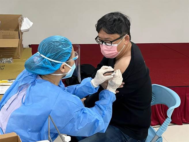 桃园25日新增1847例本土个案，单日确诊数为近3个月最低，市府续推疫苗接种专案，衝高疫苗覆盖率。（陈梦茹摄）