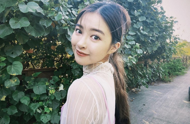 王中平與余皓然夫妻檔育有一雙子女，女兒韓菲外型非常美，被讚是校花級星二代。(翻攝自hahahanfi_0120 IG)