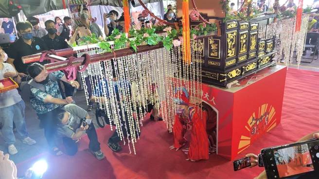 竹莲寺「做16岁」成年礼，透过「輭轿脚」等完整的古老仪式，象徵孩子正式「转大人」。（陈育贤摄）