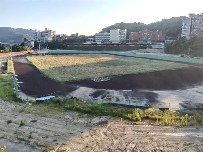基隆市立田径场重建工程延宕，目前进入催告程序，未来恐重新招标。（陈彩玲摄）