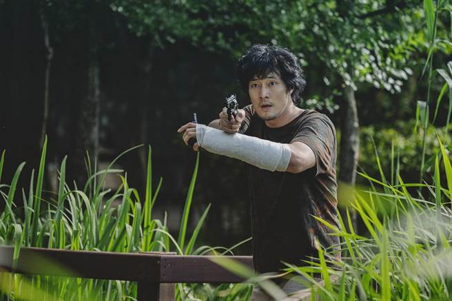 苏志燮在电影中饰演遭外星人追击的刑警。（车库提供）