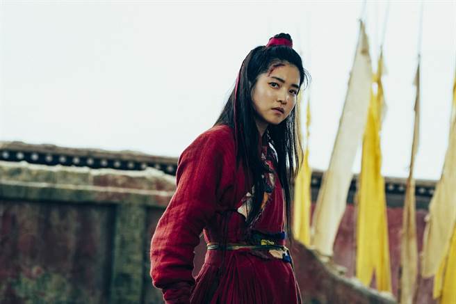 金泰梨则饰演能发射雷电的女子「以安」。（车库提供）