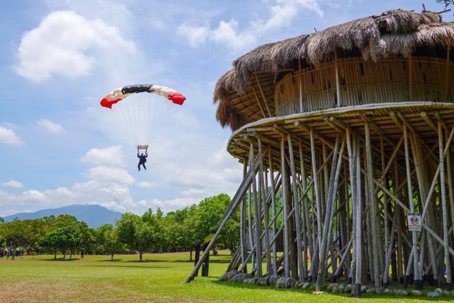 台东县政府携手安捷航空率全国之先推动高空跳伞，为迎接8月即将到来的高空跳伞表演活动，25日特别在卑南遗址公园上空安排验证作业及试跳活动，由交通部民用航空局实地进行审查，务求在法规及安全等各个环节都能符合最严谨要求。（图/ 中央社）
