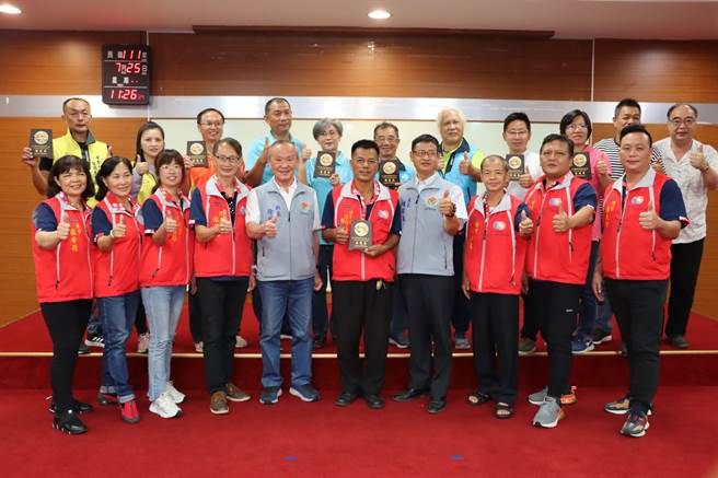 县长徐耀昌等人颁奖表扬获奖的8个休閒农业区。（苗栗县府提供／李京升苗栗传真）