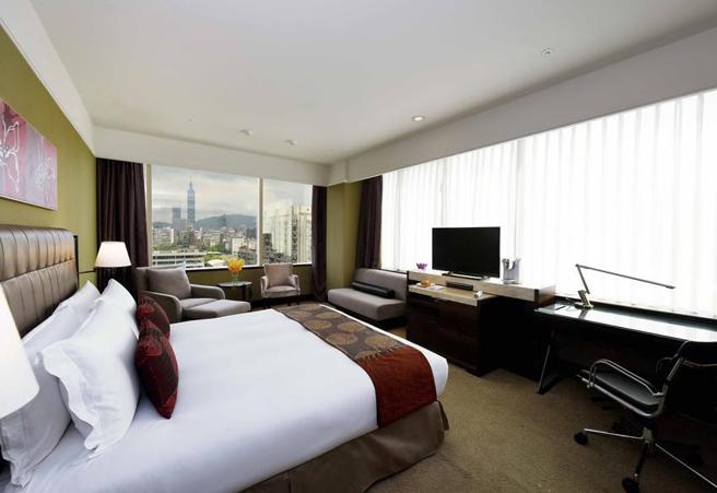 （福容飯店台北一館推出優惠住房專案，豪華客房空間寬闊舒適。圖／福容飯店台北一館）