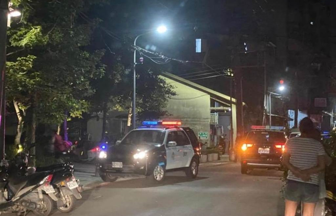 北投清江路發生討債糾紛，民眾拍下後上網，員警在下方留言稱現已由員警處理中。（翻攝畫面）