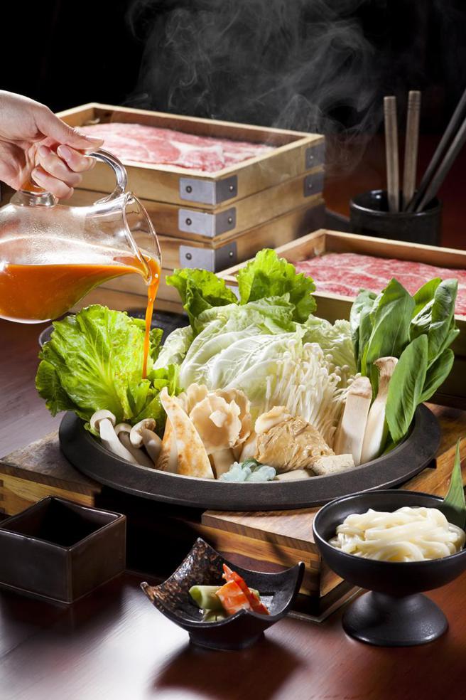 （迎接七夕情人节，礁溪晶泉丰旅推出「挚爱七夕‧心心相映」一泊二食情人节优惠住房专案，内含微辣浓醇的「辛口」寿喜烧陪伴爱侣浪漫过节。图／晶泉丰旅提供）