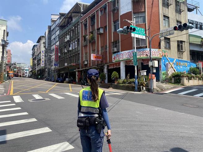 万安45号演习北部地区于本日下午1时30分准时登场，新北市淡水警分局由于位在军事重要枢纽，本次演习出动了300名警、民力实施各项管制作为。(淡水警分局提供)
