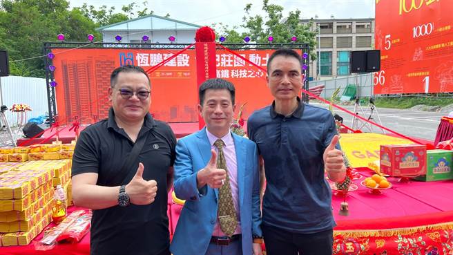 恆鵬建設經理游鴻達（中）指出，「世紀莊園」2500坪基地，約5年前以總價16億元取得，這次規畫25坪到50坪的2到4房產品，總銷140億元，每坪開價45萬到50萬元。（柯宗緯攝）