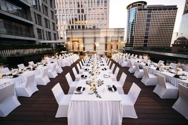 （台北寒舍艾美QUUBE五星烤肉派，户外场地场面浩大、相当有派头。图／台北寒舍艾美酒店提供）