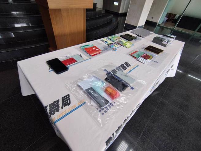 台中市陈姓男子等人成立诈骗洗钱集团，架设假虚拟货币投资平台，在网路吸引被害人投资，刑事局中打循线逮捕陈男等人，并查扣存折、电脑等赃证物。
（图/ 中央社）