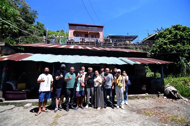 邱敏福老家残破不堪，黑金城与公益团队合作伸援手，帮忙修缮。（庄哲权）