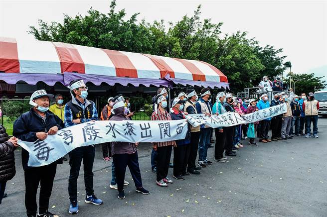 利汎科技去年11月间发生盐酸外泄及多次超标废水排放污染水坑溪，引起民眾围厂抗争。（罗浚滨摄）