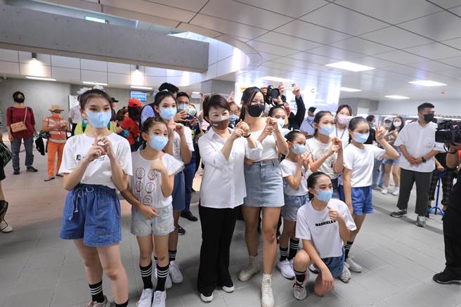 台中市長盧秀燕(中)與舞蹈班學生們開心擺出各種姿勢。(林欣儀攝)