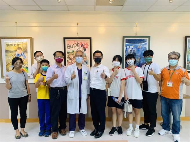 竹山秀傳醫院藝廊，邀延和國中、竹山國小聯展。（竹秀提供／廖志晃南投傳真）