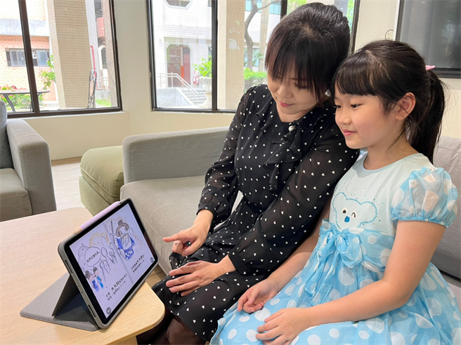 板橋高中推出電子繪本，增進親子共讀機會。（板橋高中提供）