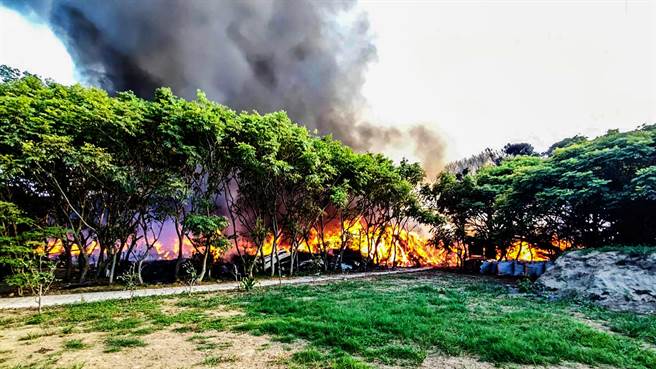 新竹县环保局厨余场火警，浓烟直上云霄。（新竹县环保局提供／罗浚滨新竹传真）