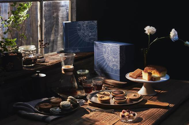 「深夜里的法国手工甜点」双层顶级礼盒包含10款糕饼与4风味滤挂式咖啡包。（深夜里的法国手工甜点提供）