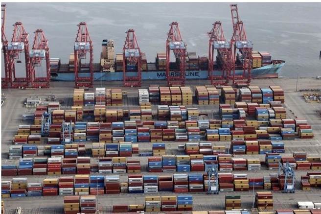 高雄市BA.5首例為某船廠員工，已對117名同事做基因定序釐清相關風險。( 資料照片)