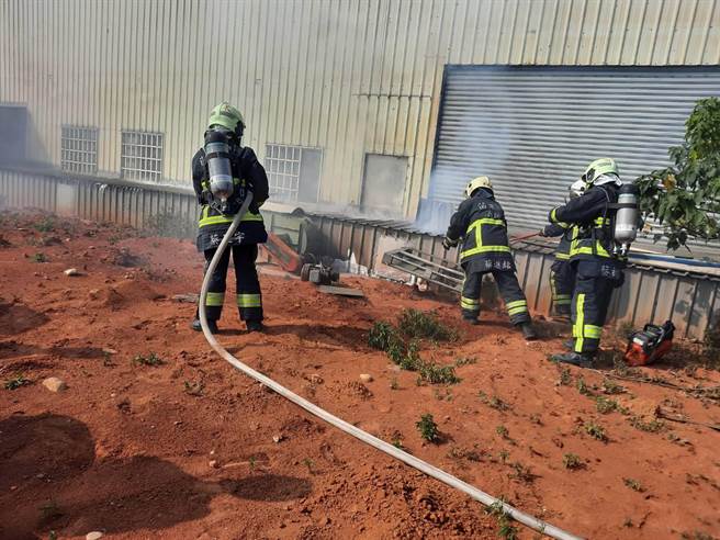 消防人员前往抢救。（翻摄照片／李京升苗栗传真）