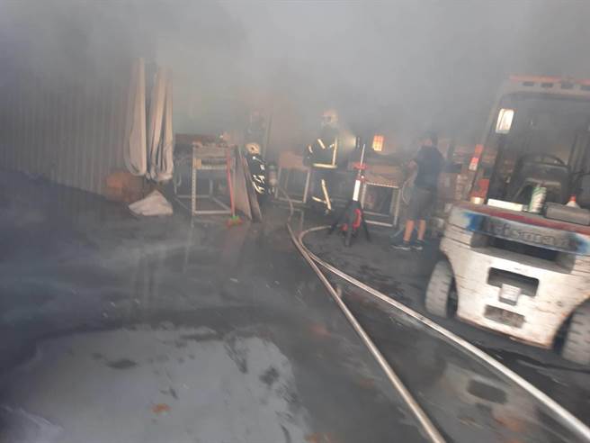 苑里镇一家化学工厂发生火警。（翻摄照片／李京升苗栗传真）