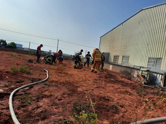 消防人员搬运泥沙救火。（翻摄照片／李京升苗栗传真）