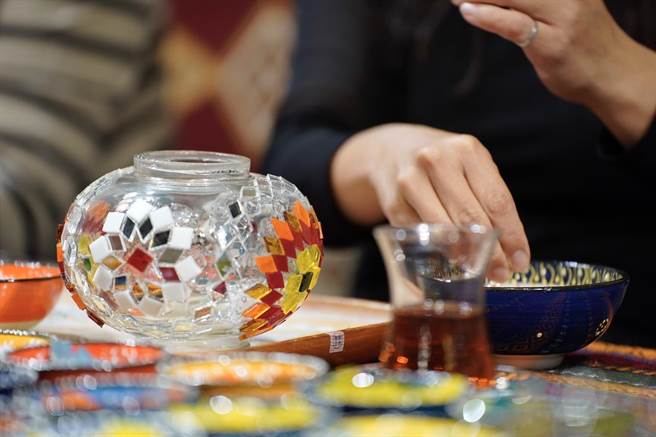 福容台北大厅酒吧手作课程_土耳其马赛克灯（福容台北提供）