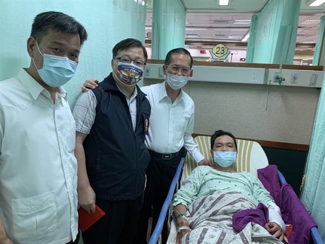 员警遭嫌犯持水果刀划伤，桃园市警局长许锡荣等人前往慰问。（警方提供／吕筱蝉桃园传真）